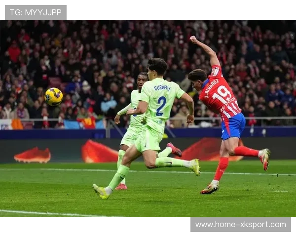 拜仁远射破网，莱万命中世界波